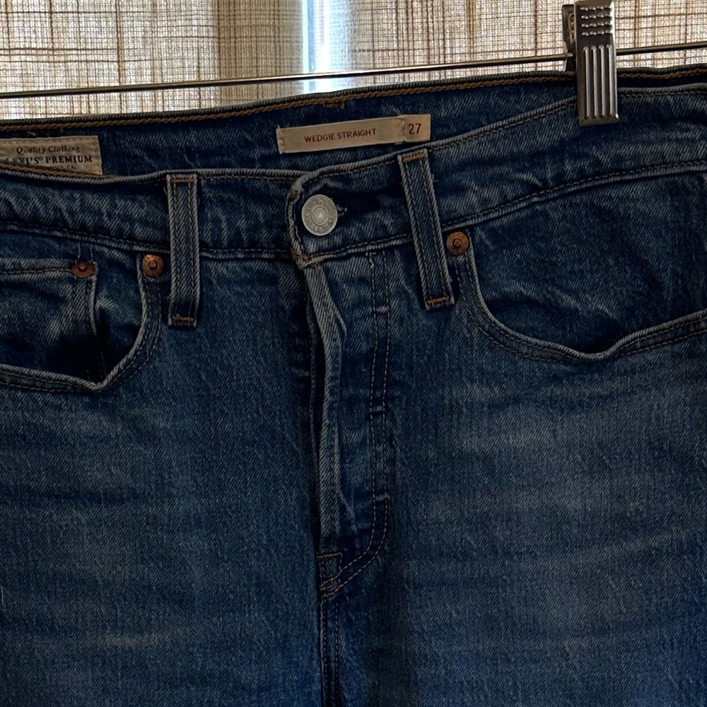 Levi’s Wedgie Straight Jeans size 27 dark blue wash